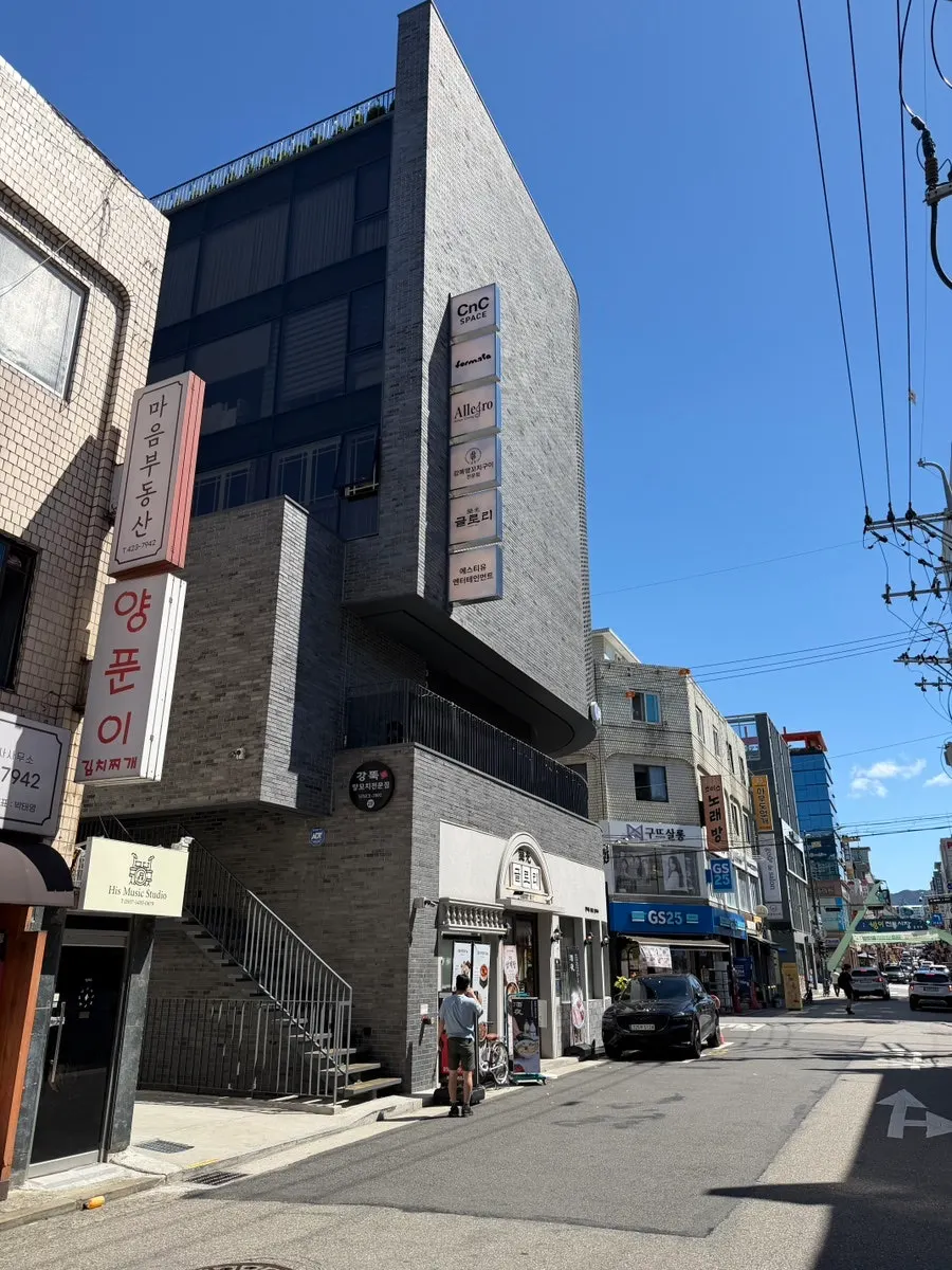 송파나루역 인근 방이동 먹자골목 건물 입구