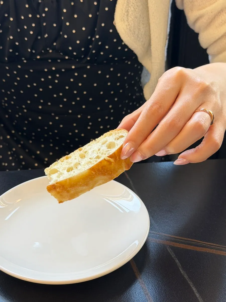 따끈하게 나온 식전빵 접시