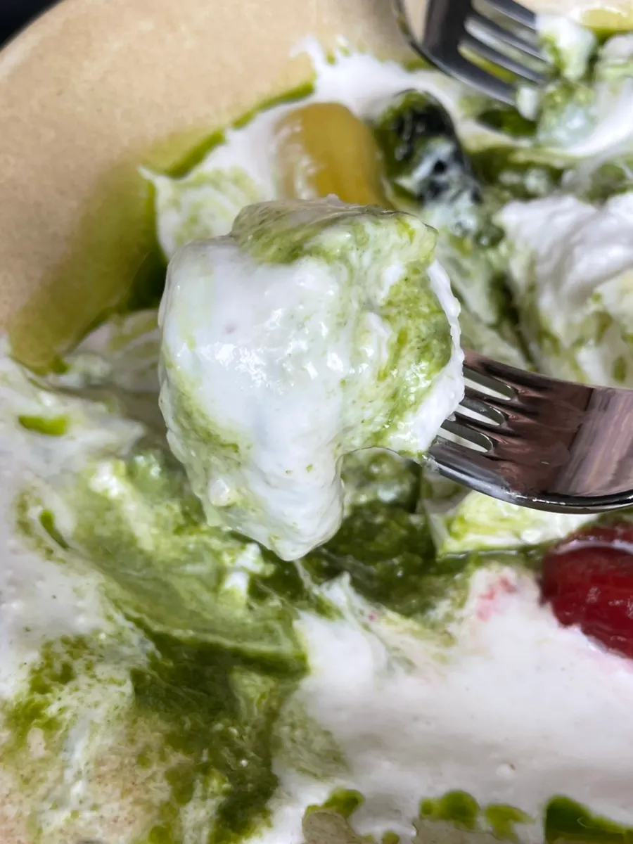 바질 소스와 함께 덜어낸 부라타 샐러드