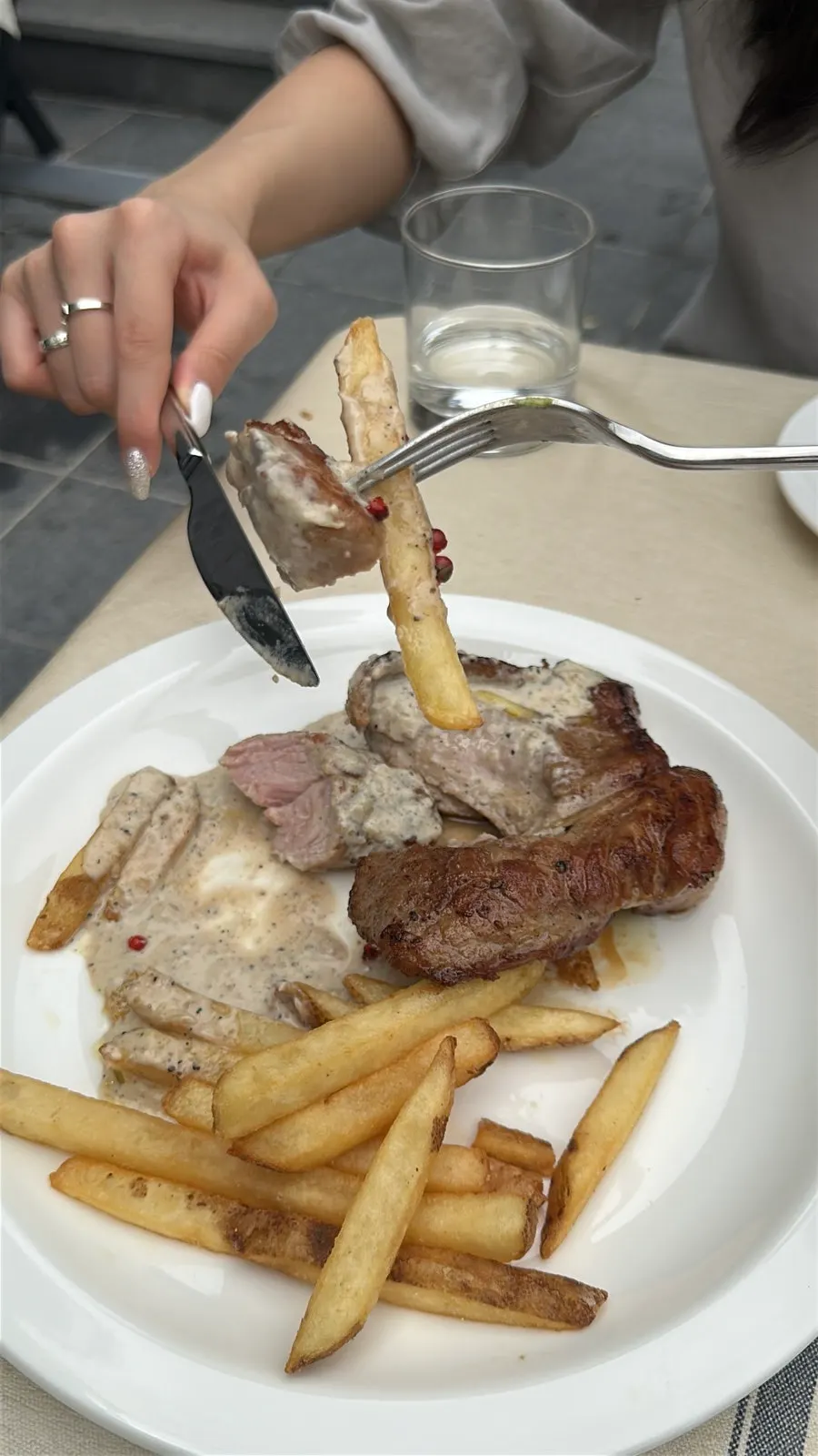 페퍼콘 소스를 곁들인 목살 스테이크 단면