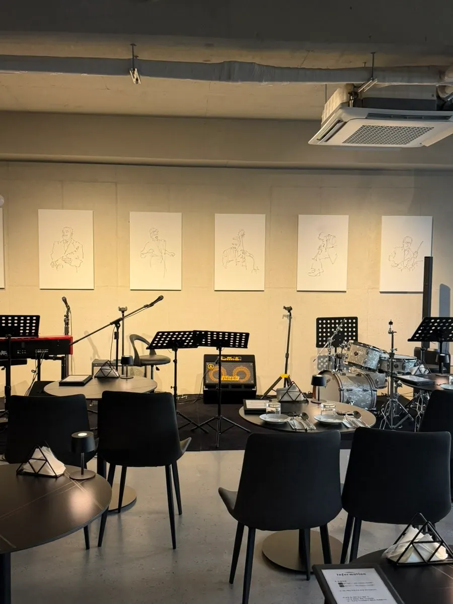Sign with Allegro's live show times