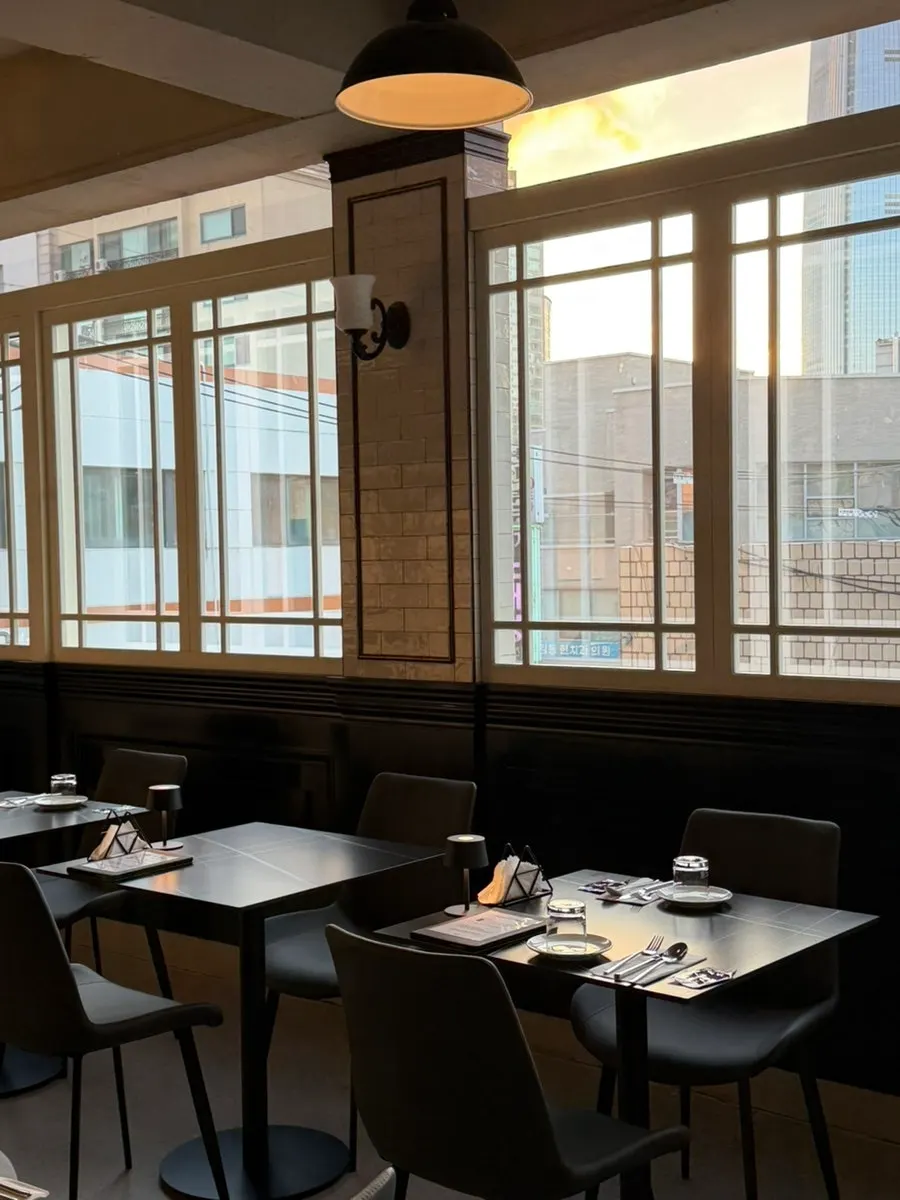 An atmospheric window seat at Allegro