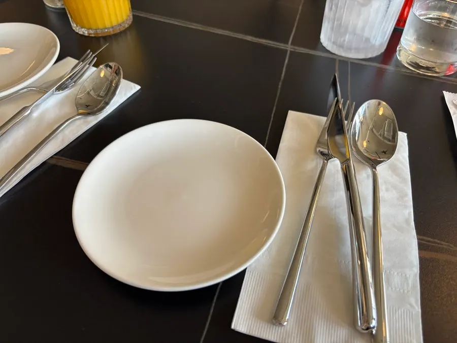 Pan de cortesía y bebidas sobre la mesa