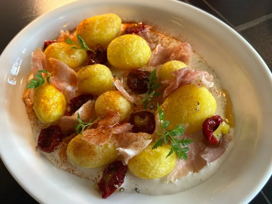 Plato de la ensalada de patata con prosciutto