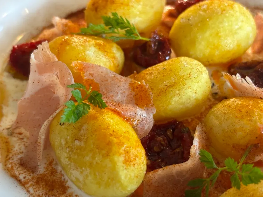 Ensalada con papitas, prosciutto y tomate