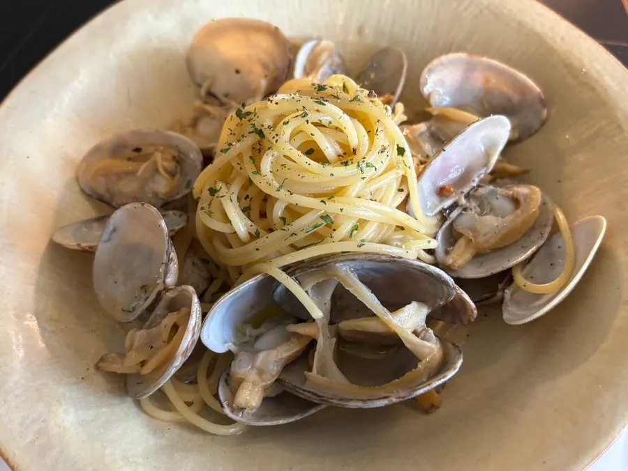 Bocado de la ensalada de patata mojado en salsa