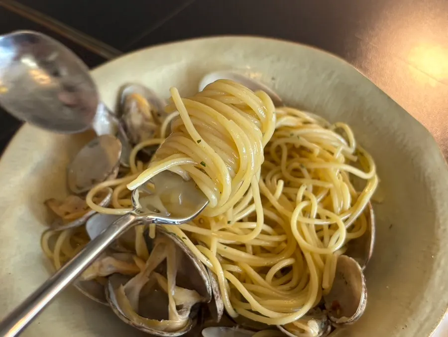 Fideos de vongole levantados con el tenedor