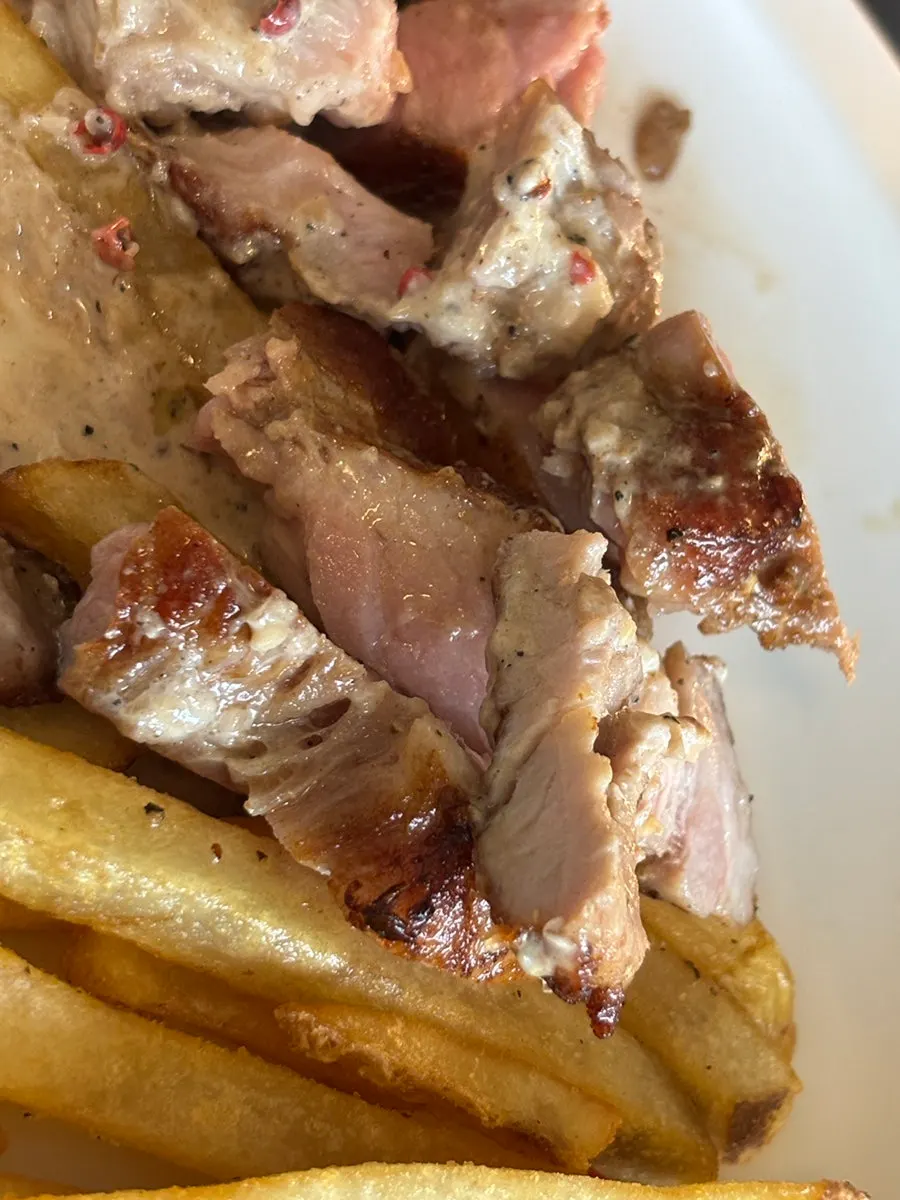 Corte del bistec de cerdo mostrando sus jugos