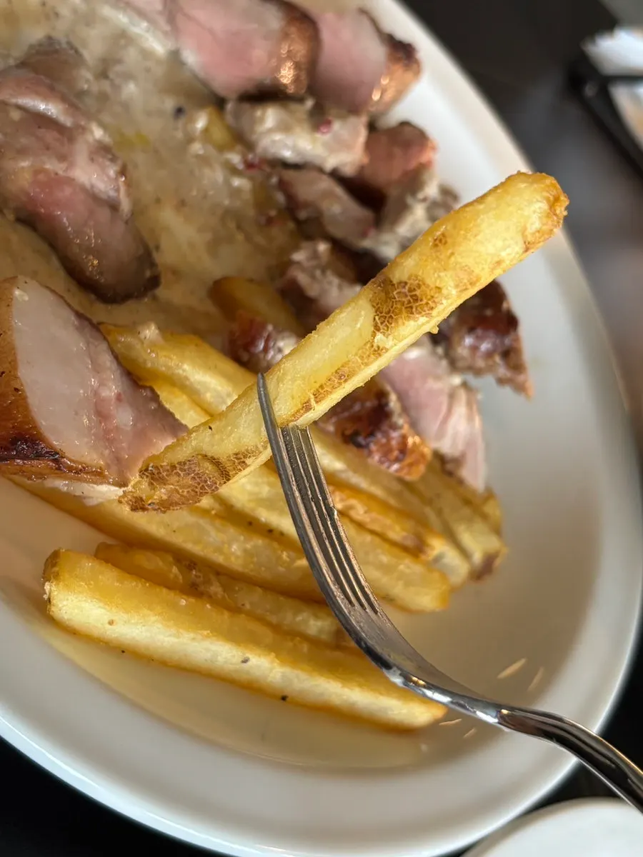 Papas fritas servidas como guarnición del bistec