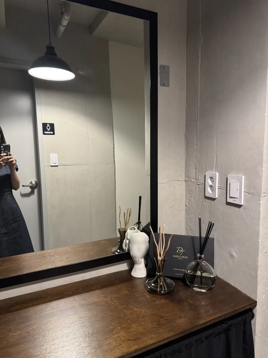 알레그로 화장실 입구의 예쁜 문