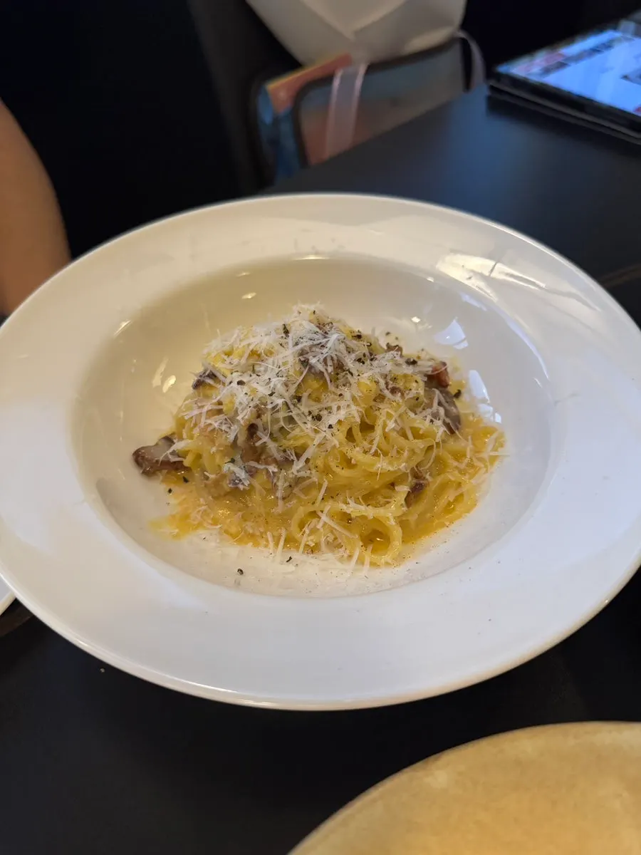 관찰레와 노른자로 맛을 낸 알레그로 까르보나라