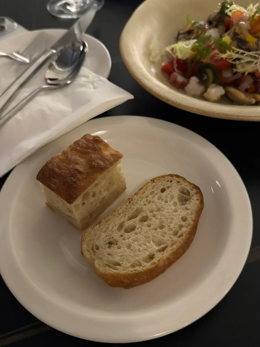 Plate of Allegro's pre-meal bread