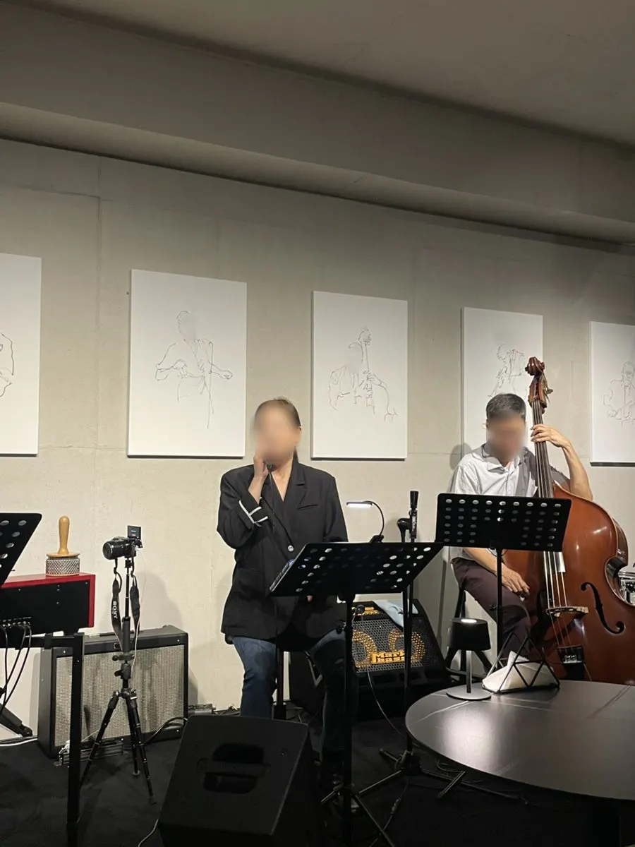 화이트와 블랙 인테리어의 알레그로 무대 전경
