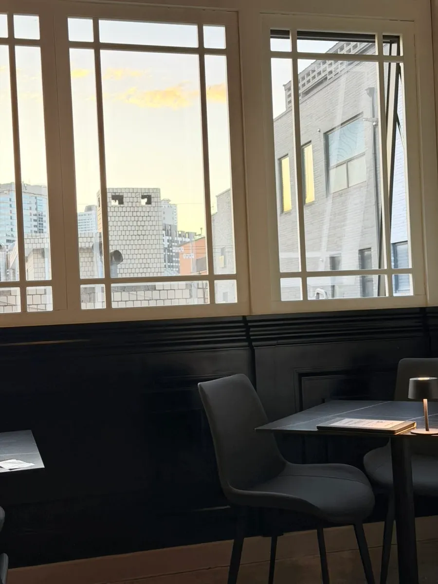Table seating inside Allegro