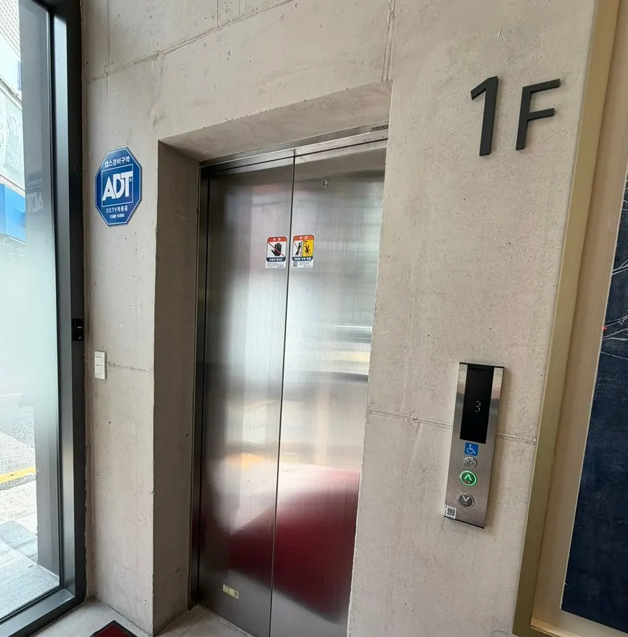 Entrada exterior del edificio donde está Allegro