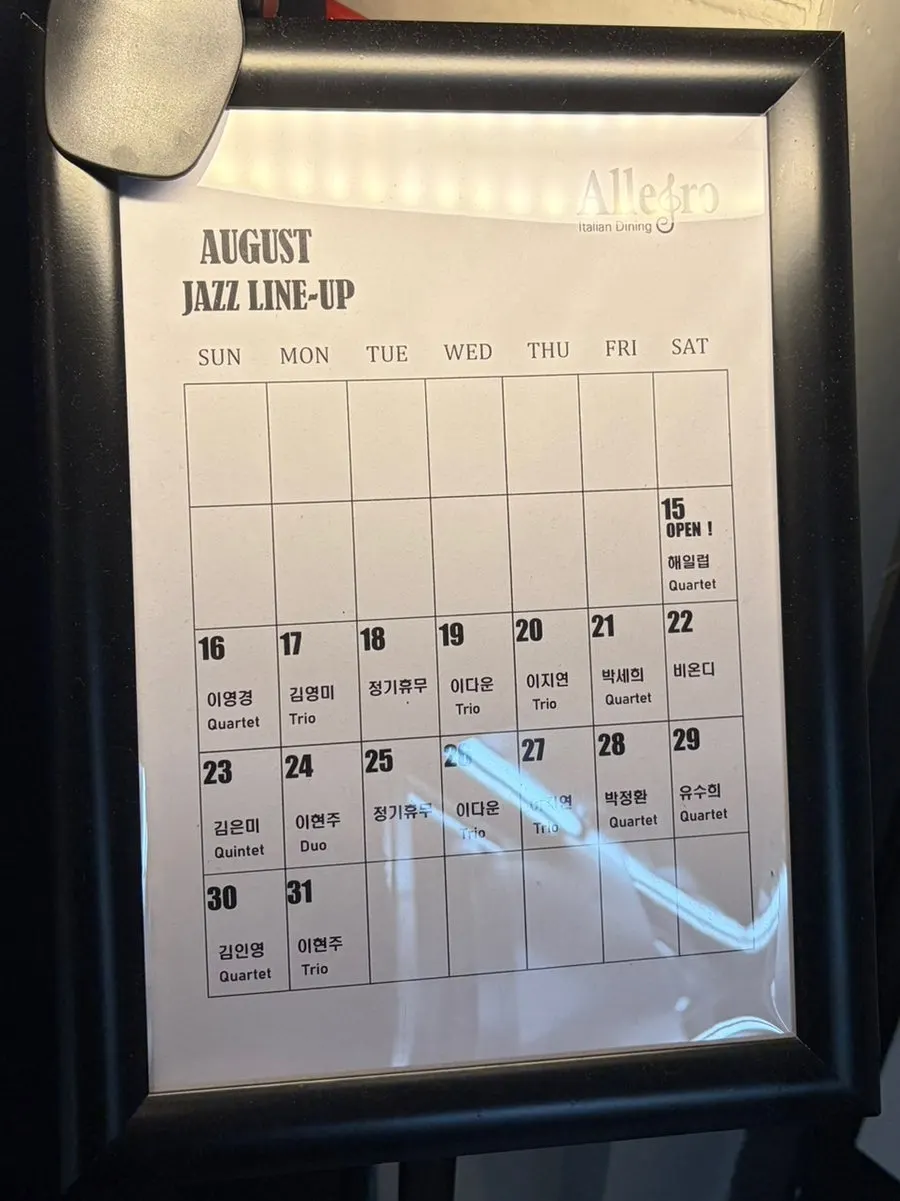 Cuadro y programación de jazz colgados en el pasillo del tercer piso