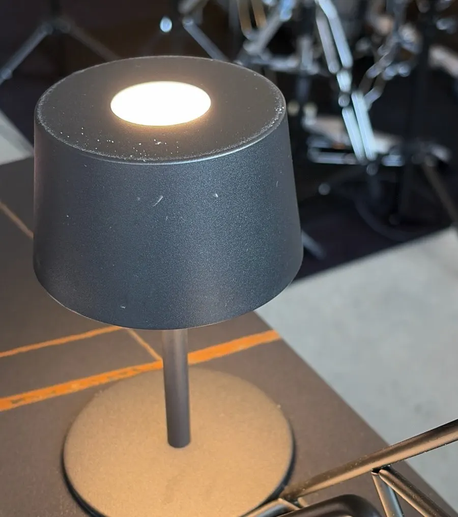 Mini lámpara de mesa sobre la mesa