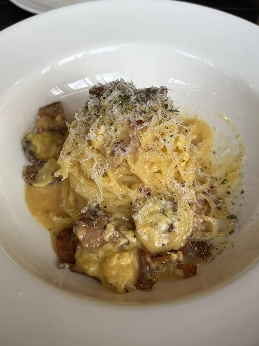 Primer plano de la carbonara con bacon y champiñones