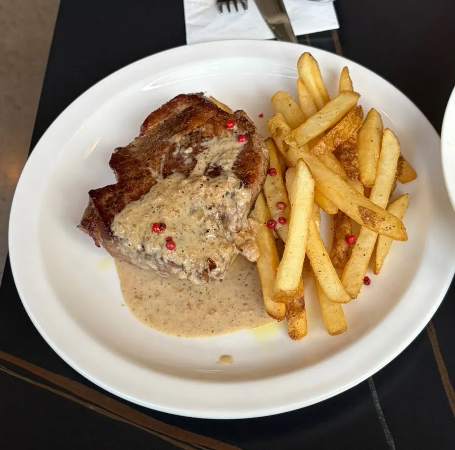 Bistec de cerdo sous-vide con salsa de pimienta y papas fritas