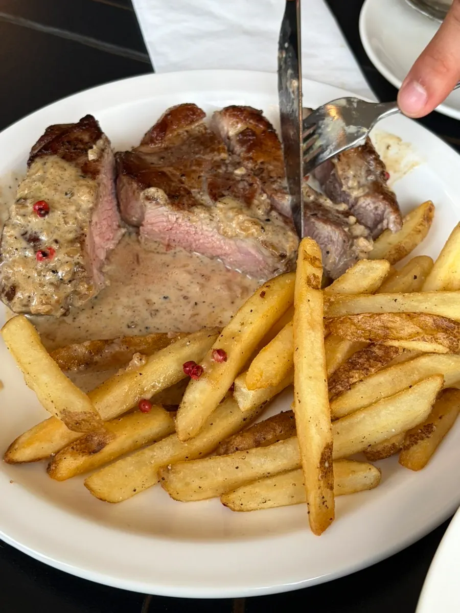 Corte transversal del bistec de cerdo sous-vide
