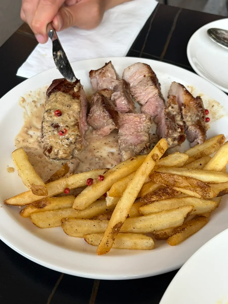 Trozo de bistec de cerdo cocido tiernamente