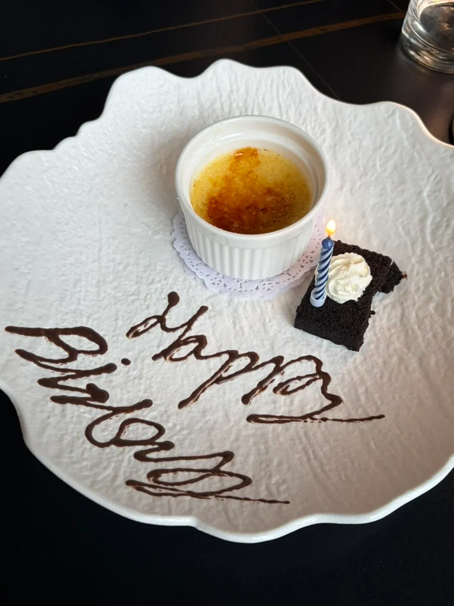 Plato con postre de lettering de cumpleaños escrito en chocolate