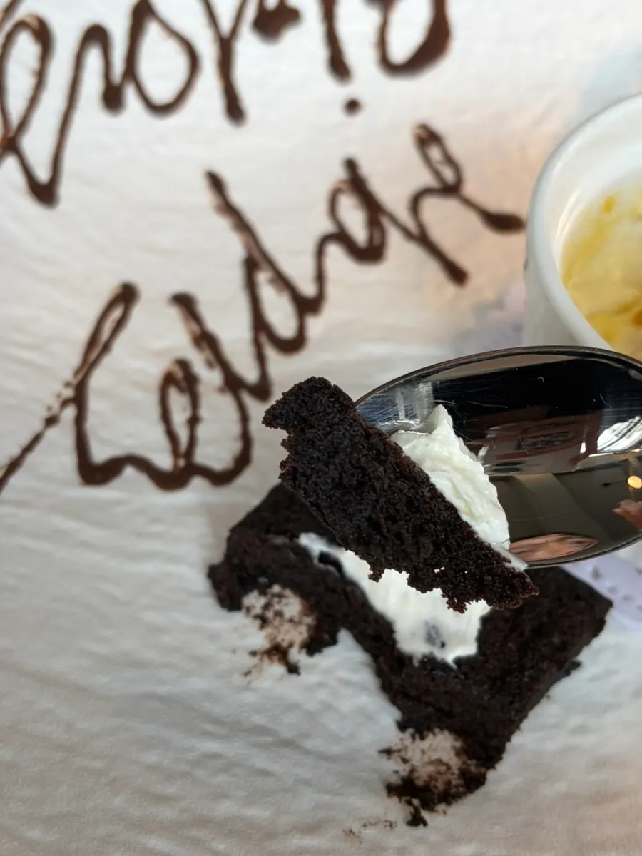 Brownie con crema chantilly y crème brûlée de vainilla