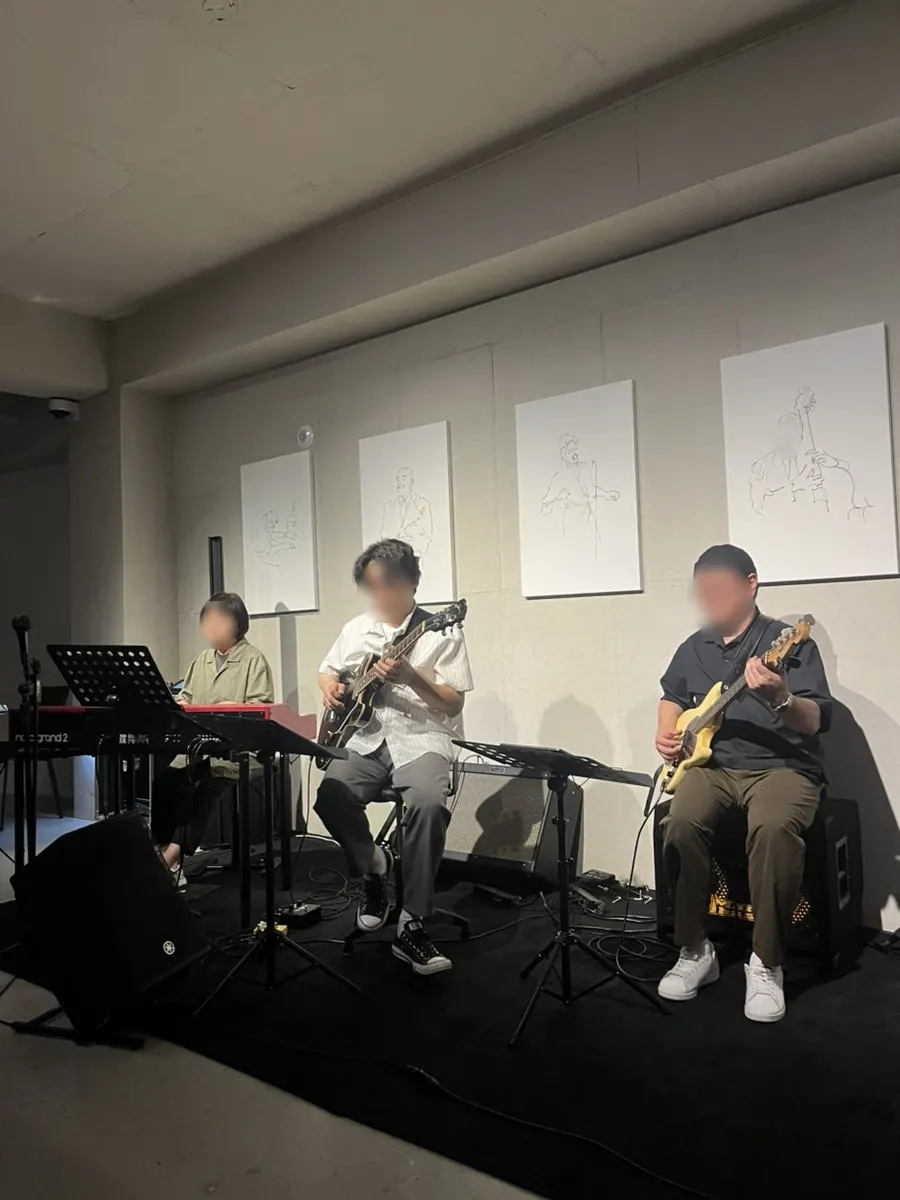 Live jazz show starting on stage during dinner