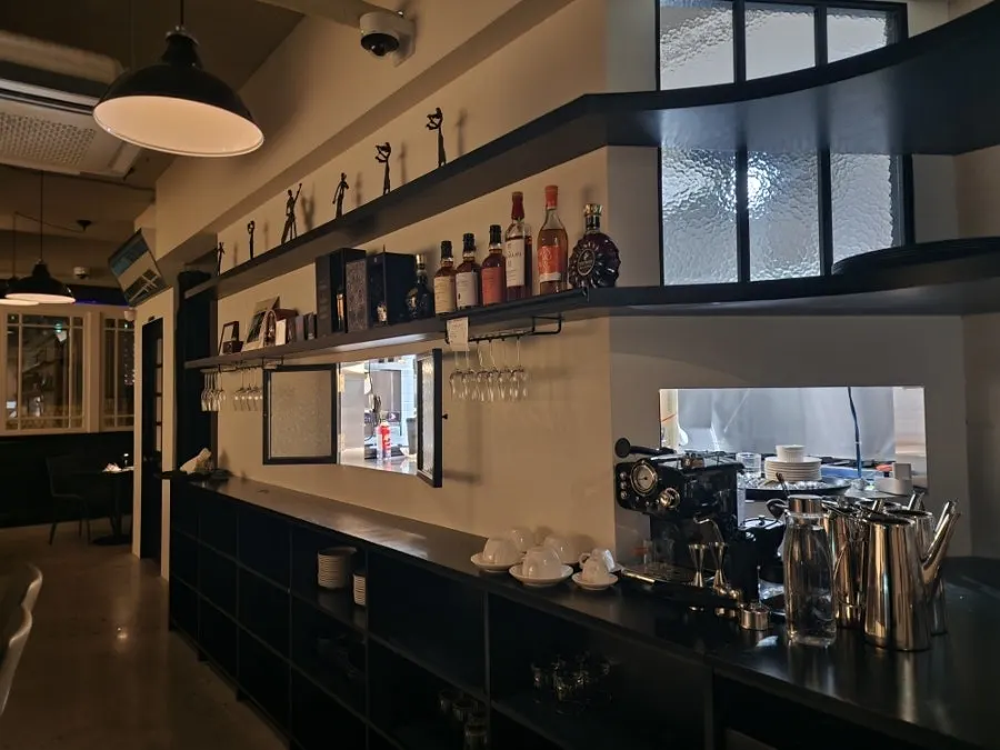 Night atmosphere at Allegro during the ongoing live performance