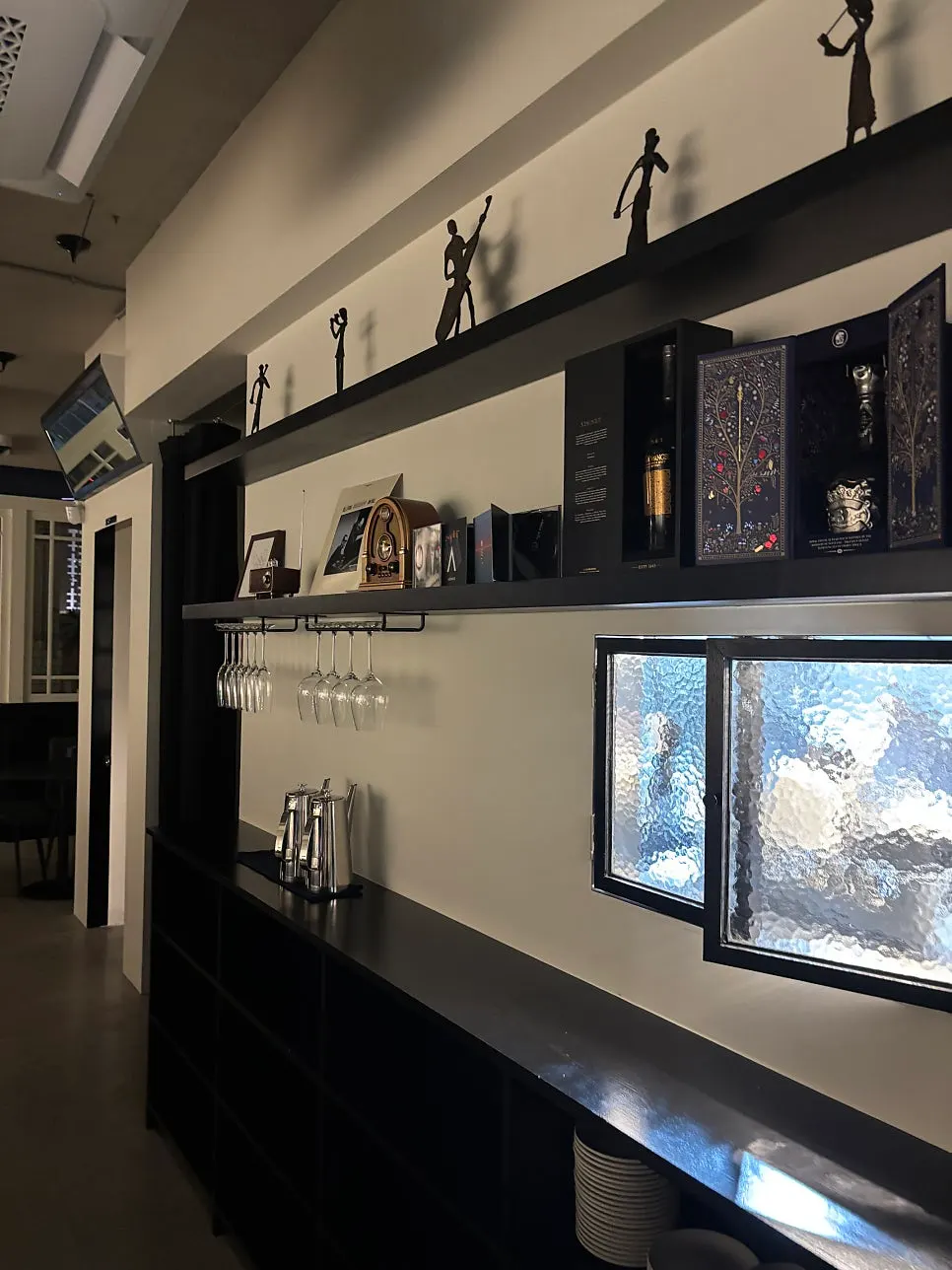 Decorative shelf display inside Allegro