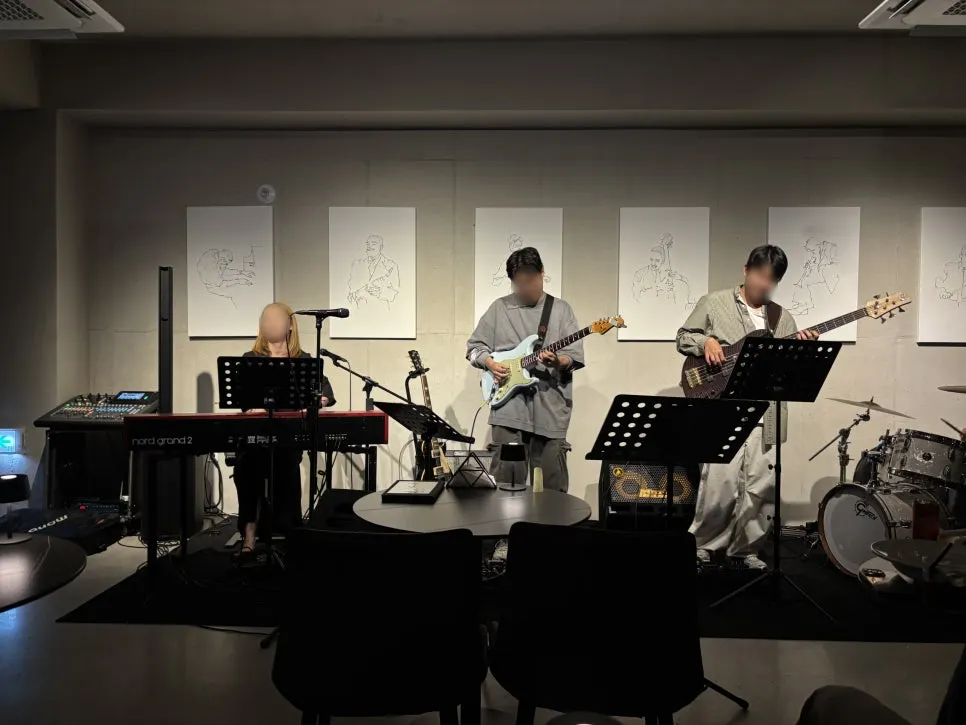 View of Bee-ondi's live performance from the audience seats