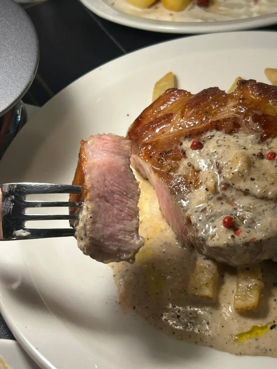 配黑胡椒酱的慢煮梅花肉排