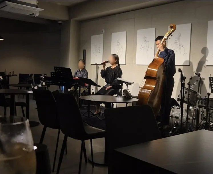 Allegro's main hall during the live jazz show