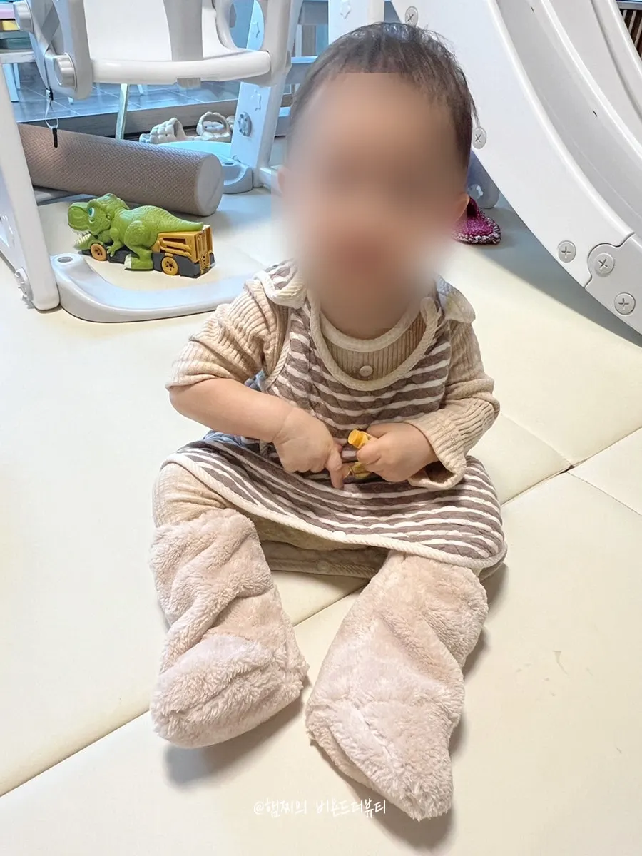 1歳前後の赤ちゃんのフットウォーマー着用イメージ
