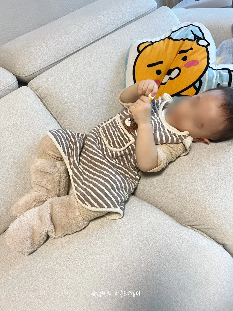 クマの足裏のような赤ちゃんの冬靴下のイメージ