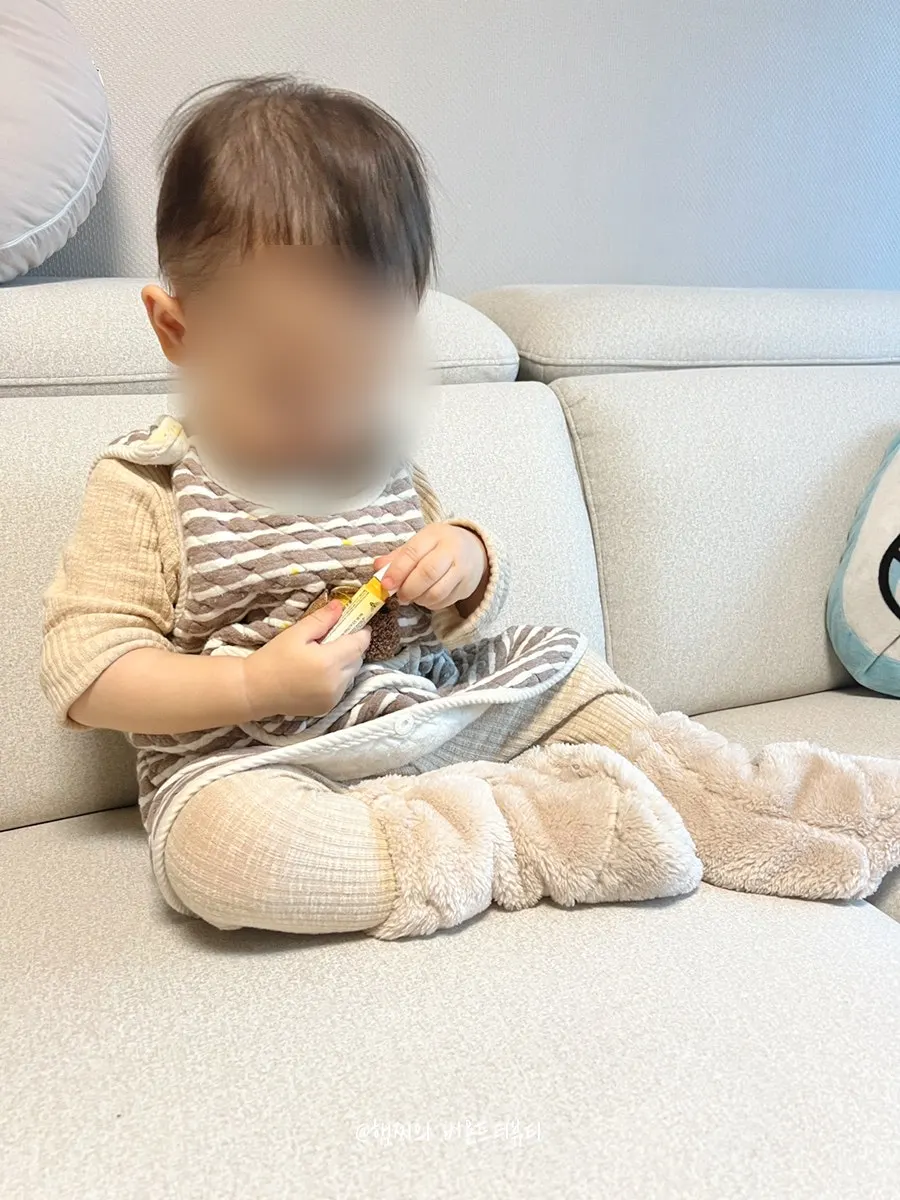 きゅんとする赤ちゃんのフットウォーマー着用イメージ