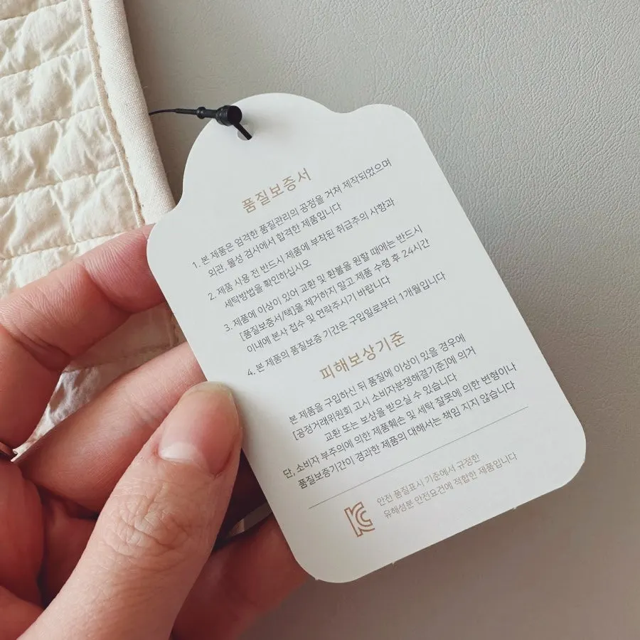 아기 얼굴에 닿는 깔끔한 로고