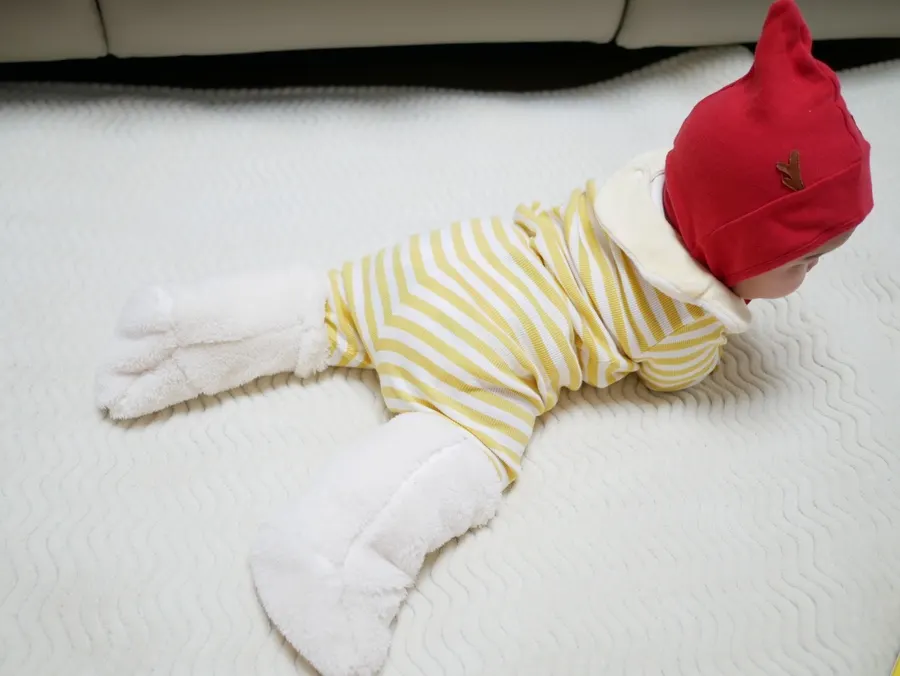 Baby foot warmers with a snug inner band