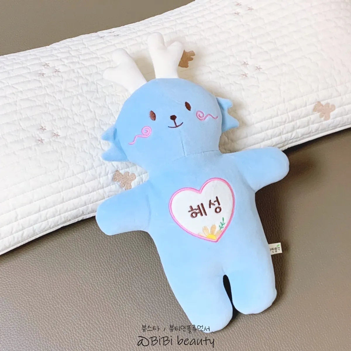 아이보리 색감의 자수누빔 유아베개