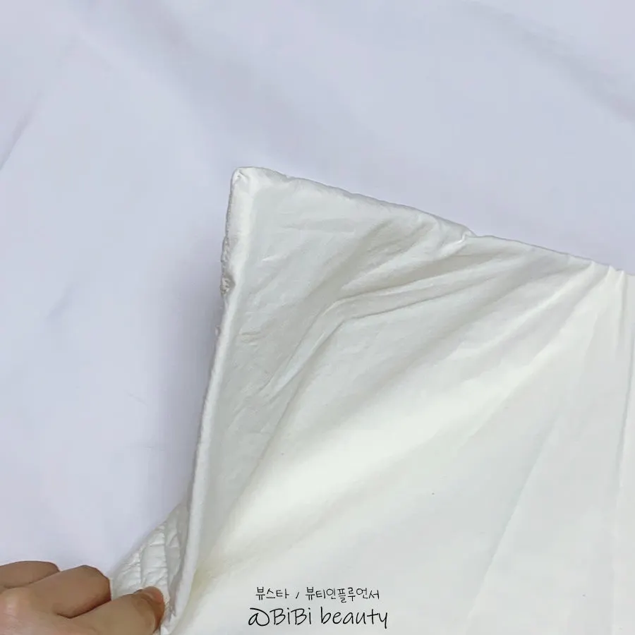 도톰한 누빔 면 소재의 베개