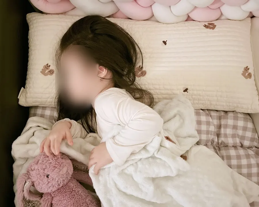 昼寝中の赤ちゃんと幅広枕