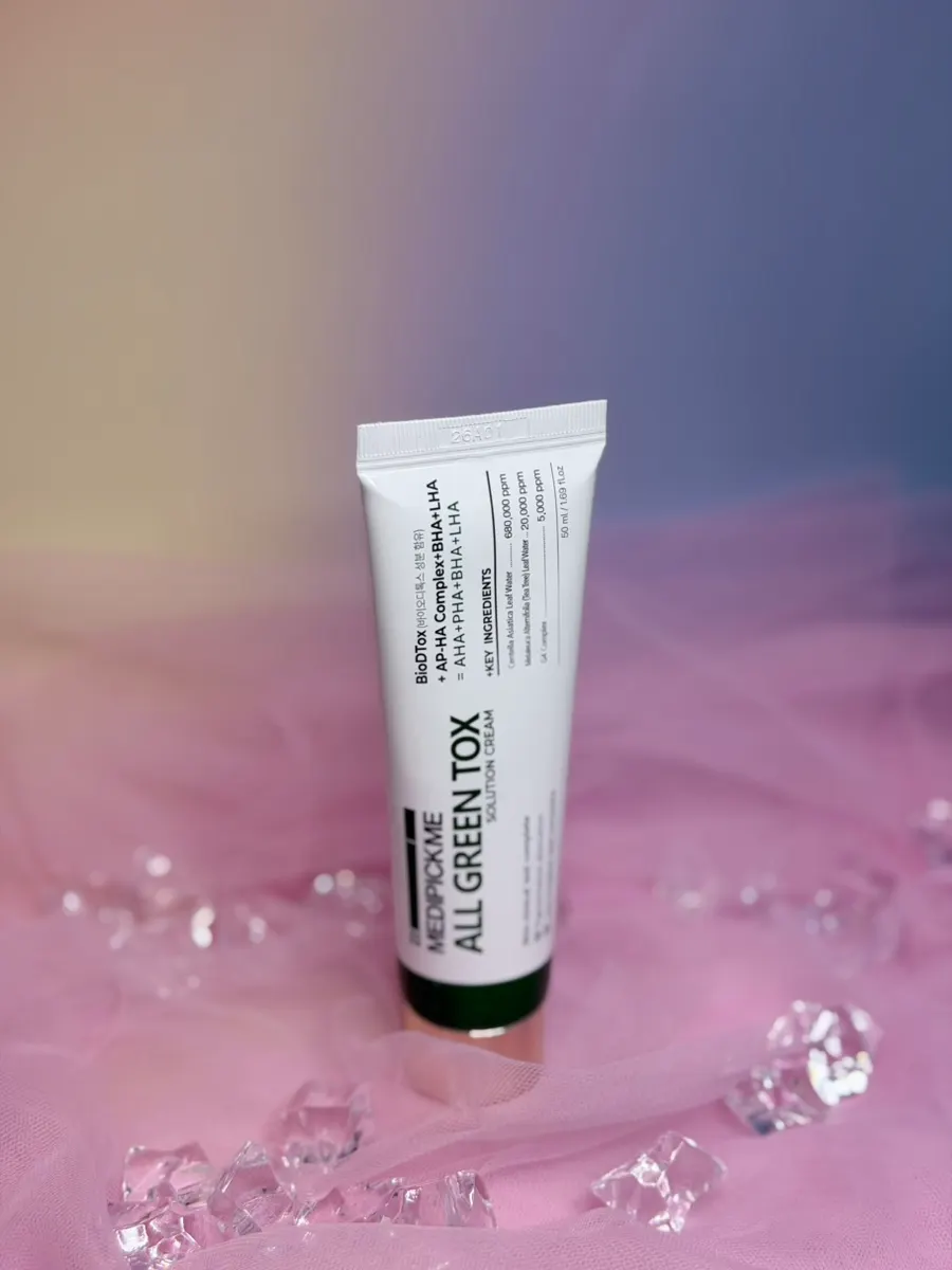 Cream photo explaining ingredients for skin-texture care