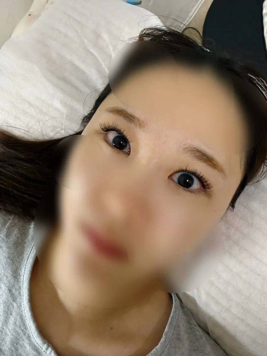 Eyes before lash extensions, lacking lift