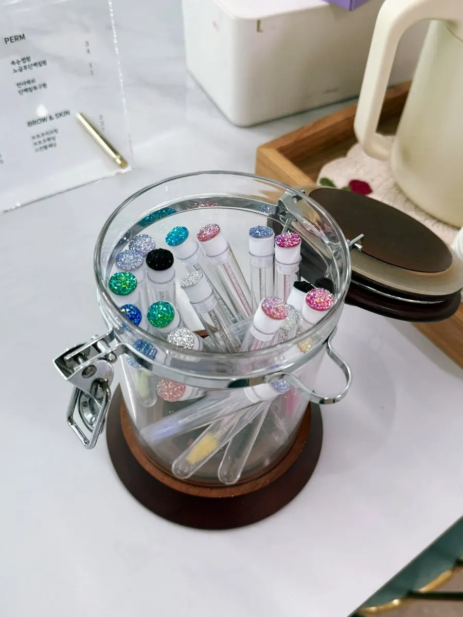 Comb and cosmetics prepared in the touch-up space
