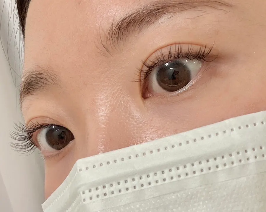 촘촘하게 붙은 속눈썹연장 클로즈업