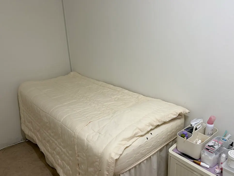 Cleanly set-up lash treatment bed