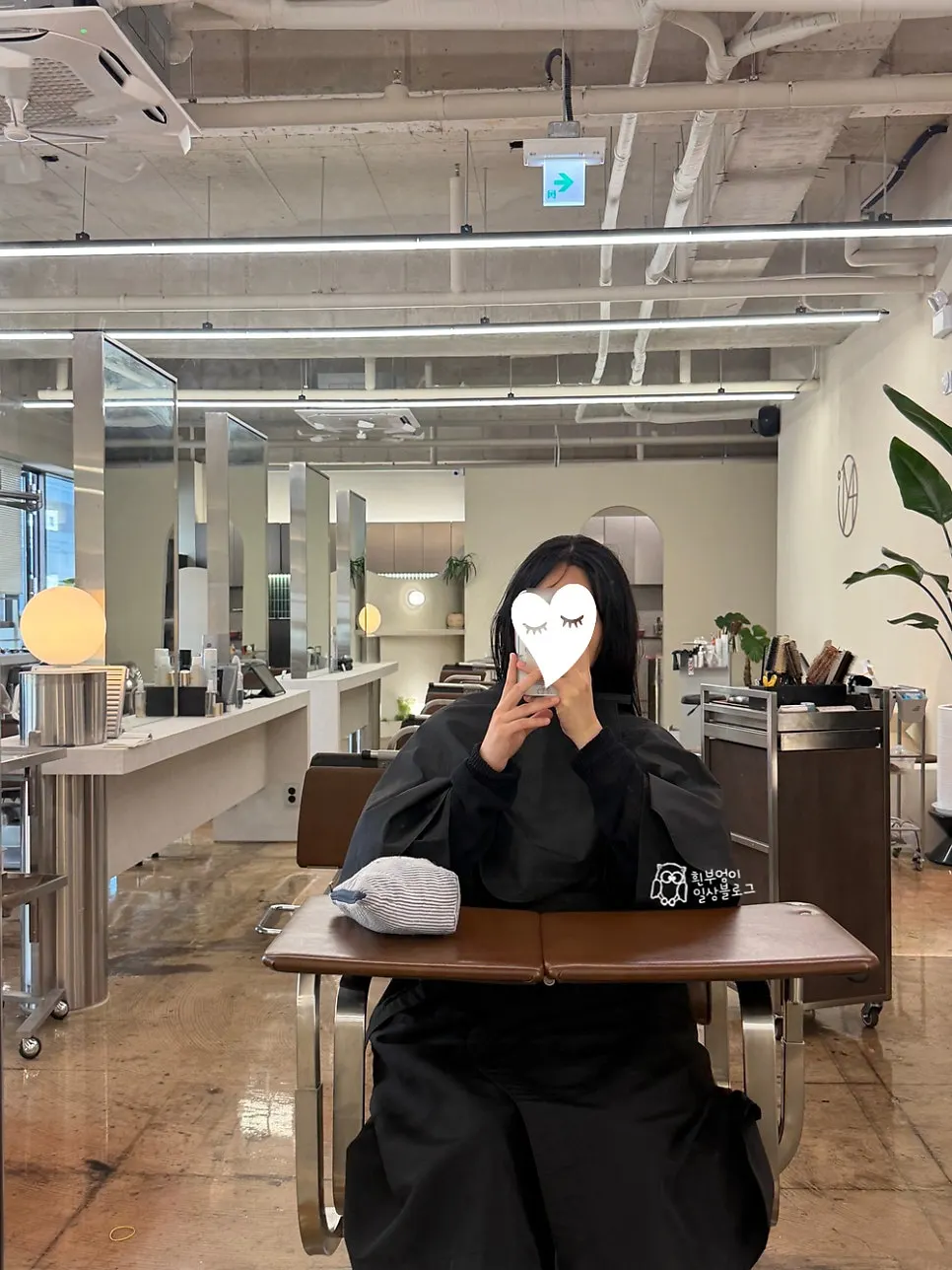 손상모 상태를 확인하는 상담 모습