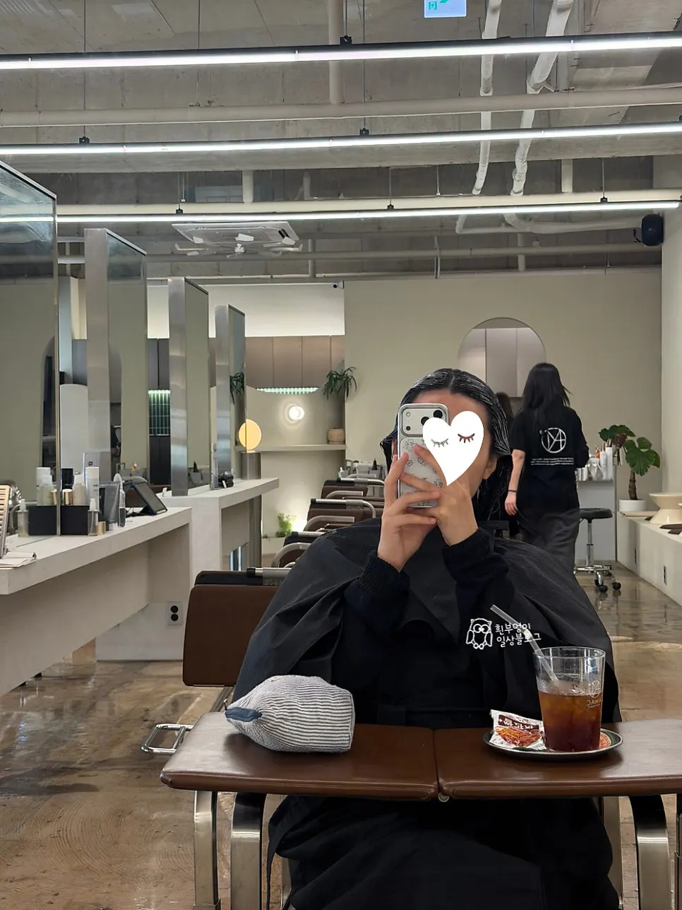 매직 약제 1차 도포 중인 머리