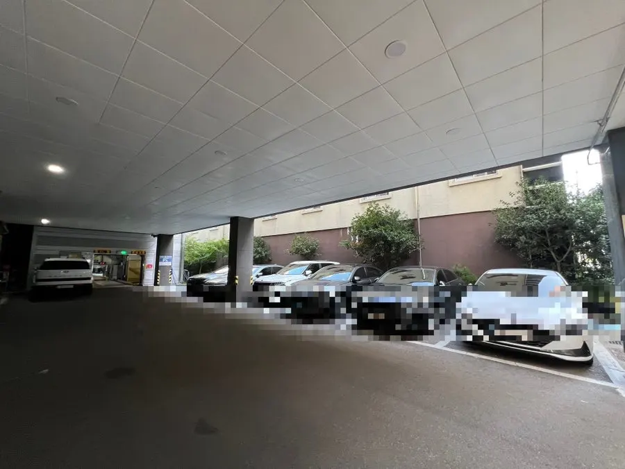 Parking lot at Eomaek Hair Project Cheomdan Branch