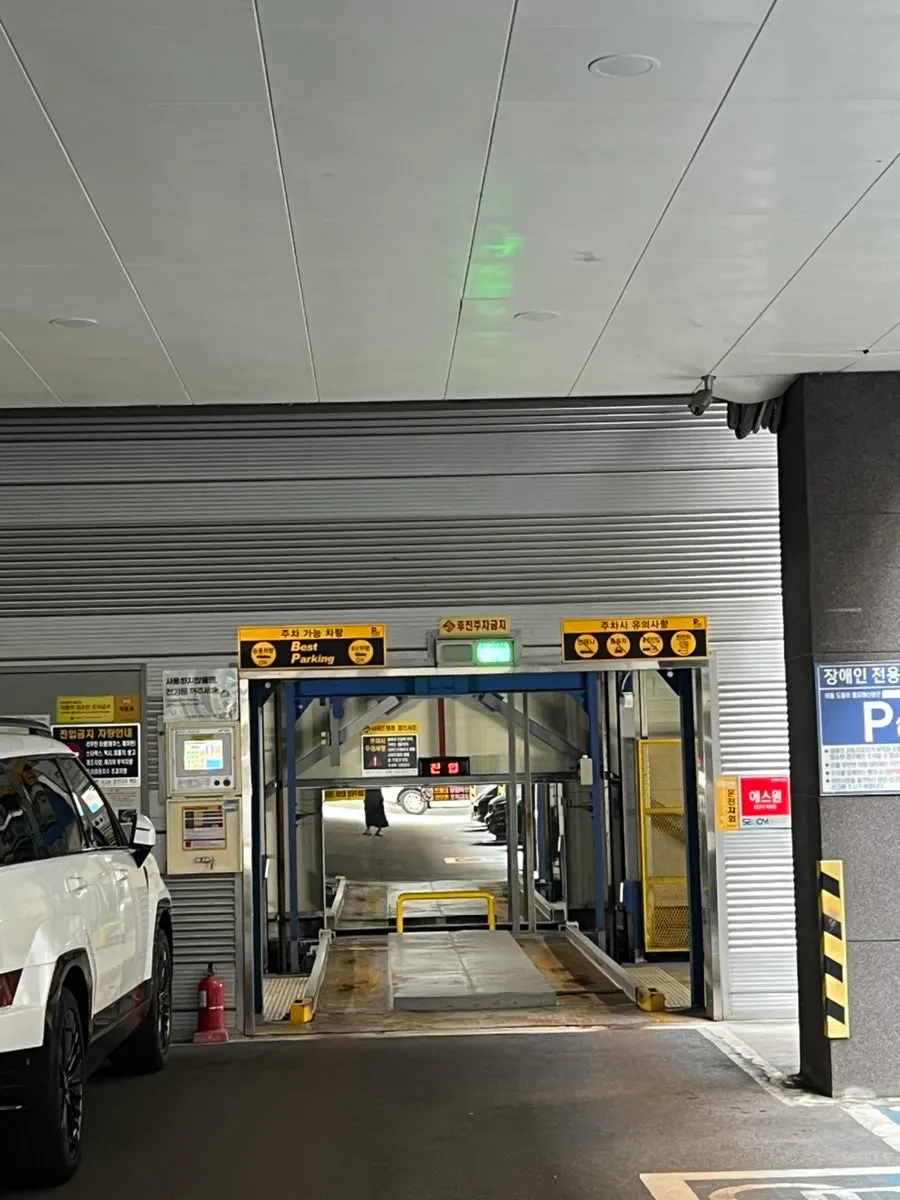 Roomy weekday morning parking space